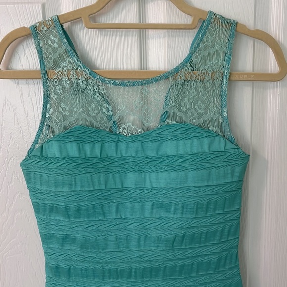 Lace top dress - Picture 2 of 5